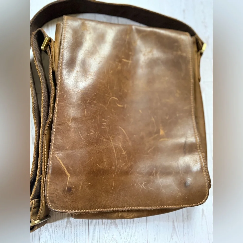 Vintage-Style Brown Leather Messenger Bag for Men - Picture 2 of 7